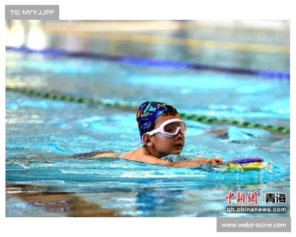 青少年游泳比赛火热开赛，小选手自信期待挑战。